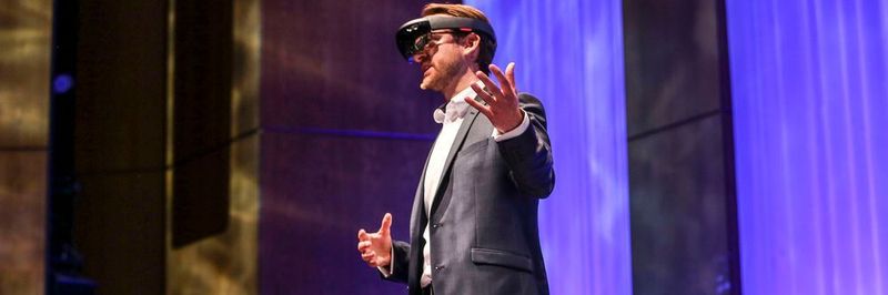 „Dank der Augmented-Reality-Brille Hololens können SAP-Anwender den Digital Boardroom künftig mit auf Reisen nehmen“, schwärmt SAP-CIO Ralf Saueressig. Bislang läuft die Demo mit einem Prototyp, der noch nicht marktreif ist.