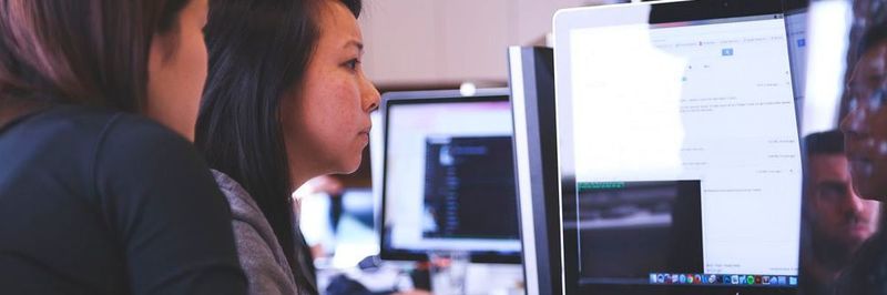 Angesichts der zunehmenden Digitalisierung wollen 15 Prozent der von Bitkom Research befragten Unternehmen zusätzliche Software-Spezialisten einstellen.