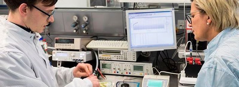 Telemedizinisches Forschungsprojekt: Sachsens Gesundheitsministerin Barbara Klepsch (CDU, rechts) informiert sich über den aktuellen Stand der Entwicklung des Projekts FlexEO.