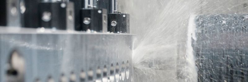 Das Bearbeitungszentrum Makino A92 mit einer Ladekapazität von 3 t bei der Fertigung einer Spritzgießwerkzeugplatte. Corvaglia Mould nutzt den bakterizidfreien Kühlschmierstoff Bonderite L-MR 71-7 von Henkel.