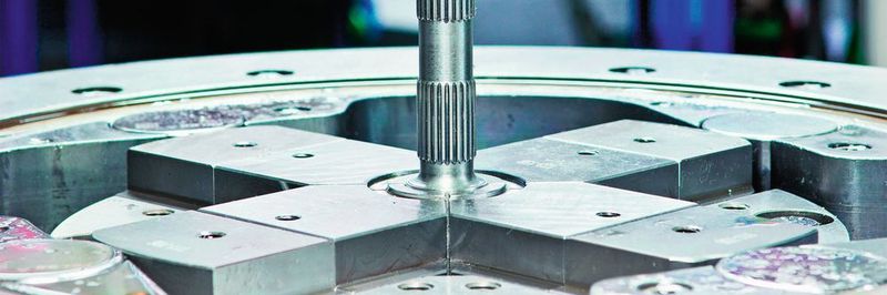 Mit Verfahren der Kaltmassivumformung wie dem Rundkneten lassen sich nicht nur leichtere Bauteile produzieren, sondern auch Energie und Material sparen.