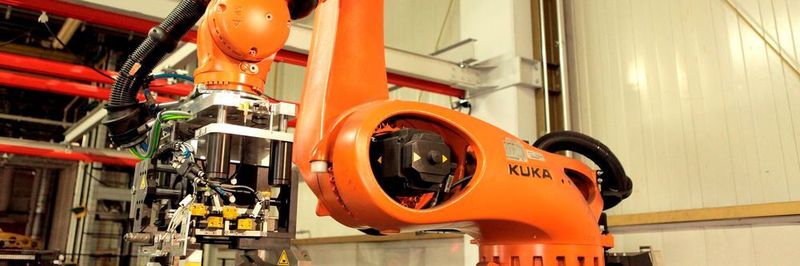 Zwei Kuka Roboter aus der KR Quantec Serie vom Typ KR 210 R2900 prime in der Konsolen-Ausführung sorgen bei BMW in Landshut für einen optimalen Prüfvorgang der Kurbelgehäuse.