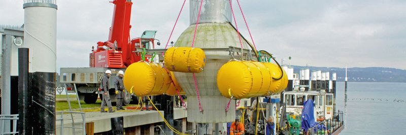 Anfang November 2016 startete das Fraunhofer-Institut IWES aus Kassel die erste Testphase des neuartigen Pumpspeicherkraftwerks auf dem Grund des Bodensees. Dazu wurde diese 20 Tonnen schwere Hohlkugel im Bodensee versenkt.
