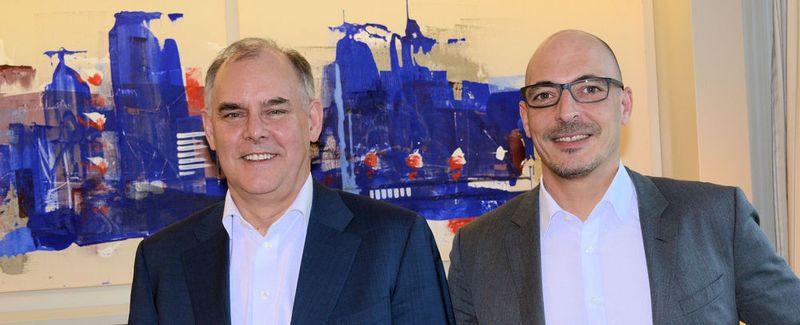 Paul Eccleston, CEO von Nuvias, und Helge Scherff, Regional Vice President des Distributors, kündigen Neuigkeiten für die Cebit an.