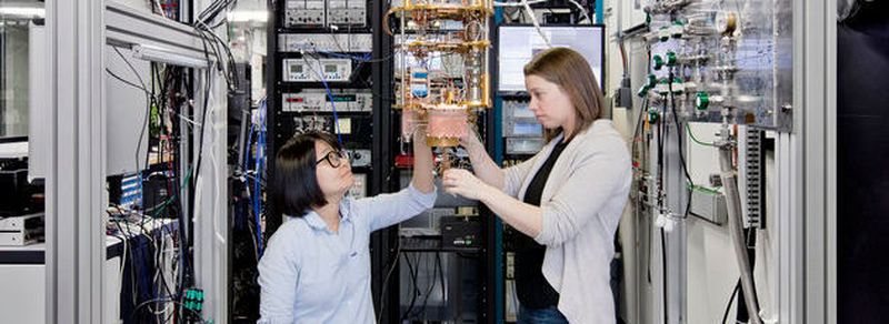 Die Quantencomputer-Spezialistinnen Hanhee Paik (links) und Sarah Sheldon prüfen die Hardware im IBM Q Lab in Yorktown im Bundesstaat New York.