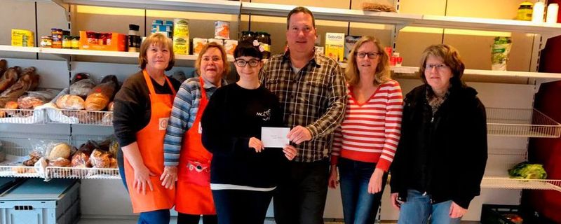Alexandra Tomasello, Assistentin der Geschäftsleitung beim Motorrad Center Altendiez (3. v. l.), konnte eine Spende in Höhe von 500 Euro an die Diezer Tafel überreichen.