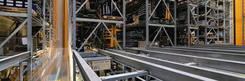 Rund 9000 Gitterboxen und Europaletten finden im fünfgassigen Hochregallager Platz.