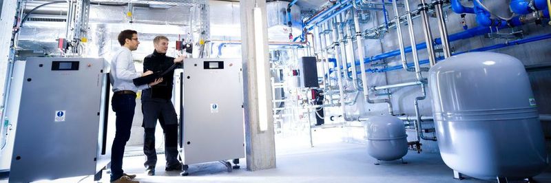 Optimierter Wärmehaushalt: Ein Wärmenetz verbindet über Wasserrohre die Maschinen untereinander und mit der Gebäudehülle.