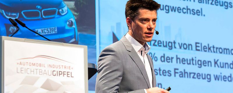 Startschuss für den Leichtbaugipfel 2017: BMW-Leichtbauchef Florian Schek eröffnete mit seiner Keynote das Branchen-Event in Würzburg.
