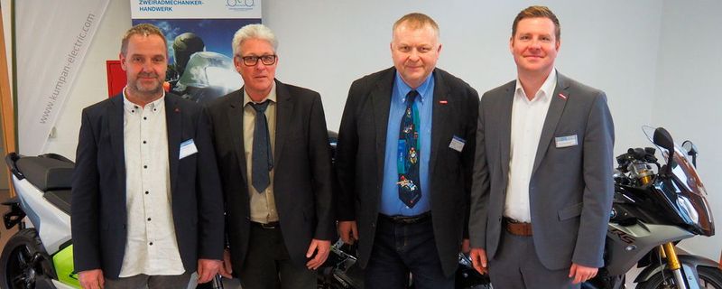 Schulterschluss mit dem BTZ Leipzig (v. l.): Die drei Vorstandsmitglieder der Landesinnung Sachsen-Anhalt Donald Rein, Uwe Pösniger und Uwe Bönicke mit Tino Hantschmann, Abteilungsleiter im Bildungs- und Technologiezentrum Leipzig. Im Hintergrund einige Schulungsfahrzeuge aus der Lehrwerkstatt.
