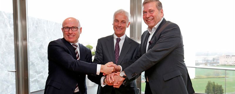 Der Volkwagen-Konzern und Tata Motors Ltd. kooperieren. Im Bild (v.l.): Bernhard Maier, Vorstandsvorsitzender von Škoda Auto, Matthias Müller, Vorstandsvorsitzender der Volkswagen AG und Günter Butschek, CEO und Managing Director von Tata Motors Ltd..