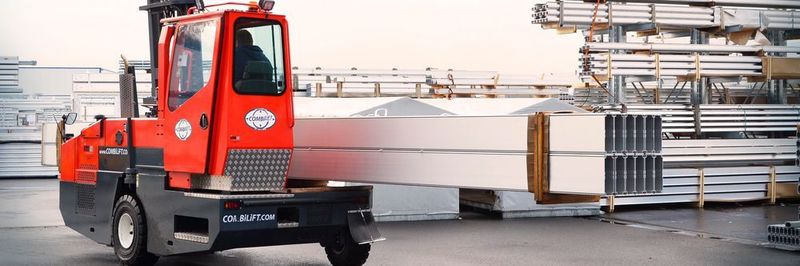 Beim Zelt- und Hallenspezialist Röder HTS Höcker im hessischen Kefenrod bewegt der Combilift-Spezialstapler C5000SR täglich zwischen 10 und 100 t Material.