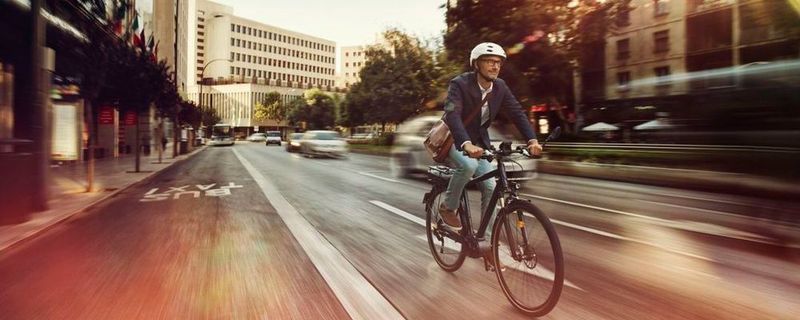 E-Bikes sind derzeit schwer gefragt. Die Angst vor Akkubränden ist eigentlich unbegründet. Ein paar Dinge sollte man im Umgang mit Lithium-Ionen-Batterien allerdings beachten.