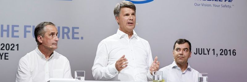 Schon im Jahr 2016 zeigten sich Brian Krzanich (li.), Vorstandsvorsitzender von Intel, und Amnon Shashua (re.), Mobileye-Mitbegründer, als enge Partner (im Bild zusammen mit Harald Krüger, Vorstandsvorsitzender BMW AG). Nun übernimmt Intel das israelische Start-up.