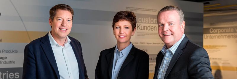 Jan Vercammen (General Manager Egemin), Barbara Wladarz (General Manager Dematic Central Europe) und Jeff Moss (Vice President Dematic International).