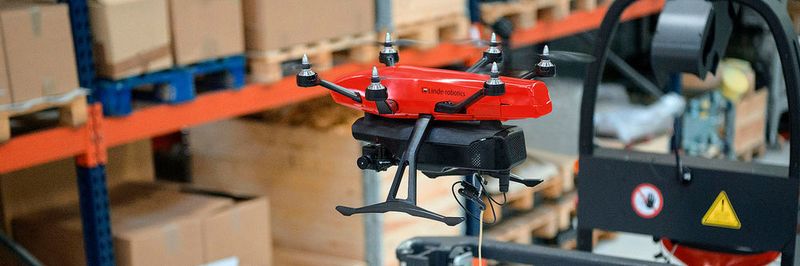 Die „Flybox“ wird bei ihrem Inventureinsatz von einem Linde L-Matic geführt. Drohne und Robotikgerät sind über einen Spannungswandler sowie ein sich selbst justierendes Kabel miteinander verbunden.