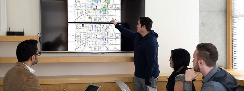 Die VW-Spezialisten vom Volkswagen Code Lab in San Francisco sitzen an dem Entwurf für das Quantencomputer-Projekt zur Verkehrsflussoptimierung.