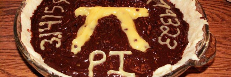 Traditionell hat ein Pi-Kuchen einen Durchmesser von 20 cm – Exakt π dm² Grundfläche.