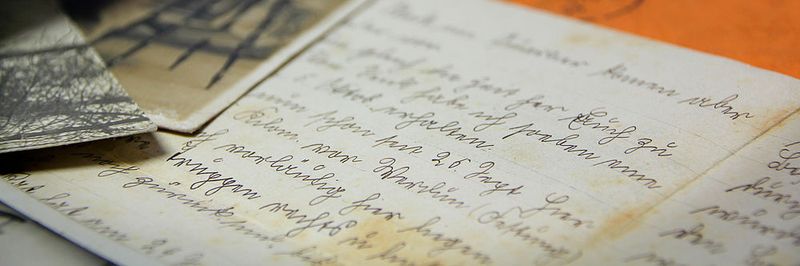 Eine unverschlüsselte E-Mail ist wie eine Postkarte. Jeder, der über die technischen Möglichkeiten und das Wissen verfügt, kann sie mitlesen.