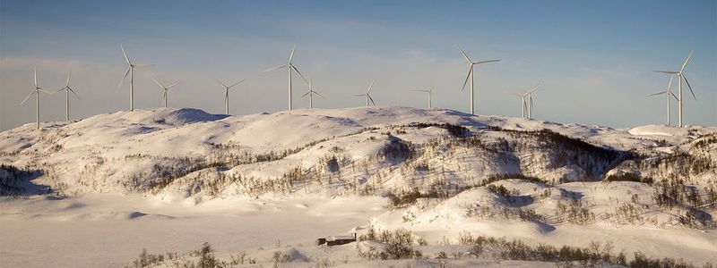 Windkraftanlagen erzeugen erneuerbare Energie im kalten Klima Nordschwedens – ein attraktiver Standort für Rechenzentren.