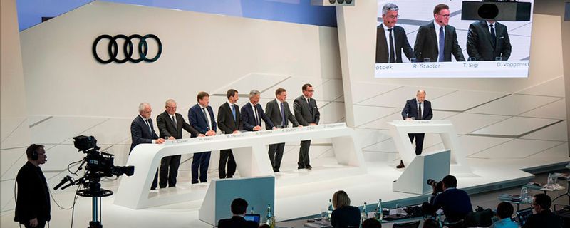 Audi hat seine Geschäftszahlen für das abgelaufene Geschäftsjahr 2016 vorgestellt. Im Bild (v.l.): Dr.-Ing. Horst Glaser (Generalbevollmächtigter Technische Entwicklung); Prof. Dr.-Ing. Hubert Waltl (Mitglied des Vorstandes, Produktion und Logistik); Dr. Bernd Martens (Mitglied des Vorstands, Beschaffung); Axel Strotbek (Mitglied des Vorstands, Finanz und IT); Prof. Rupert Stadler (Vorsitzender des Vorstands); Prof. h.c.Thomas Sigi (Arbeitsdirektor und Mitglied des Vorstands, Personal und Organisation); Dr. Dietmar Voggenreiter (Mitglied des Vorstands, Vertrieb und Marketing); Toni Melfi (Pressesprecher)