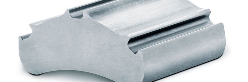 Versuchsergebnisse in der Blechbearbeitung zeigen die Stärken einer Ultra-Impact-Beschichtung auf dem Schnittstempel: Gestanzt wurde 3 mm hochfester Stahl (900 Mpa). Der verwendete Schnittstempel bestand aus 1.2379 mit 58 HRc. TiAIN-beschichtet schaffte das Werkzeug weniger als 600 Stanzteile. Mit Ultra Impact lag die Standzeit bei über 30.000 Komponenten.