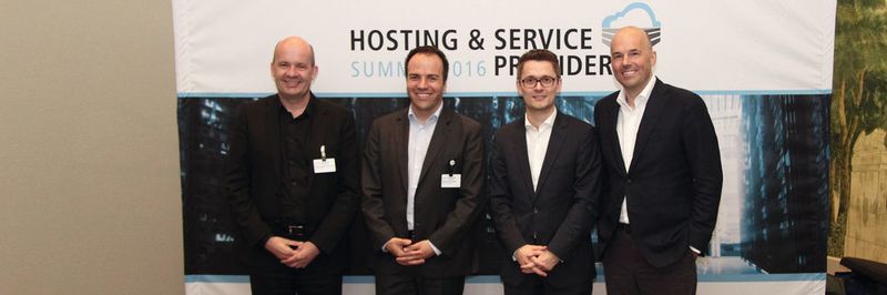 Auf dem HSP Summit 2017 werden erneut Hosting-VIPs im Mittelpunkt stehen. Patrick Pulvermüller (HEG, 2. v. l.) und Daniel Hagemeier (Dogado, 2. v. r.) werden auch in diesem Jahr teilnehmen. Im Bild zu sehen sind außerdem Rafael Laguna (Open-Xchange, l.) und Robert Hoffmann (1&1).