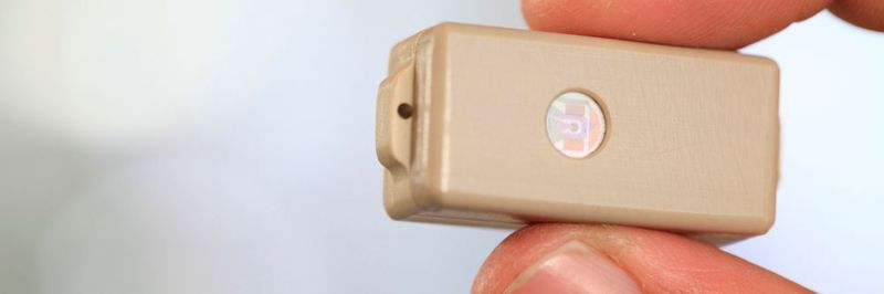 Prototyp eines intelligenten Implantats zur Tumortherapie. Wächst ein Tumor, kann aus dem Wirkstofftank im Implantatinneren ein Chemotherapeutikum direkt in den Tumor abgegeben werden oder es wird reiner Sauerstoff als Wachstumshemmer ins umgebende Gewebe abgegeben.