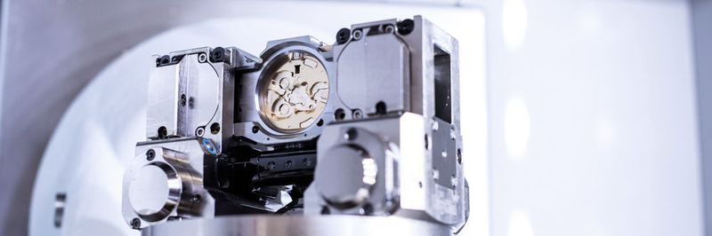 IWC fertigt in einer einzigen Aufspannung alle notwendigen Operationen wie Fräsen, Bohren, Gewindeschneiden und Einstechen sowie die Feinbearbeitung der Kanten.