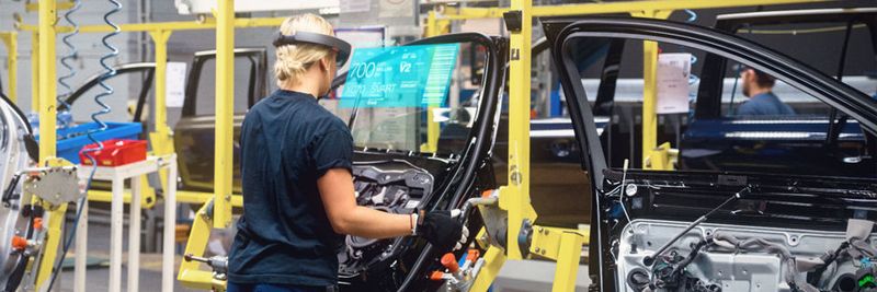 Während große Teile des Mittelstands noch über das papierlose Büro sinnieren, bringt Microsoft die Mixed Reality in die Produktion.