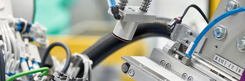 Individualisierung auf der Hannover Messe: Der Kofferanhänger wird mit einem NFC-Chip (Bildmitte) bestückt, auf den die V-Card und Auftragsdaten des Besuchers übertragen werden.