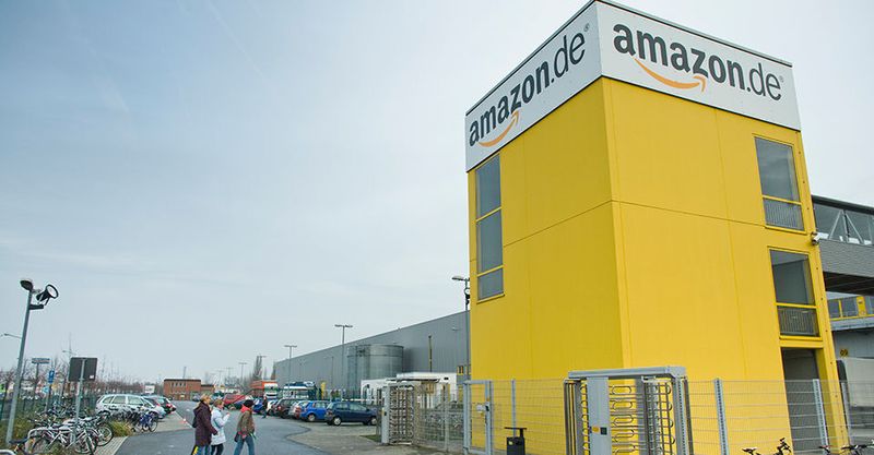 Ein Zwischenfall nahm am 28. Februar 2017 zeitweise mehrere Server der Amazon Webservices (AWS) vom Netz – und sorgte mehrere Stunden lang für einen weitgehenden Ausfall des Internets an der US-Ostküste. Die Ursache lag nicht in einem Hackerangriff, sondern an einem Tippfehler. Der Zwischenfall zeigt, wie die zunehmnde Zentralisierung von Webdiensten auf wenige Cloud-Anbieter die strukturelle Integrität des Internets gefährden kann.