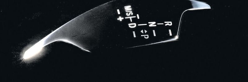 Stäbli-Roboter poliert die Display-Oberfläche eines Gangwahlhebels für Premiumfahrzeuge.