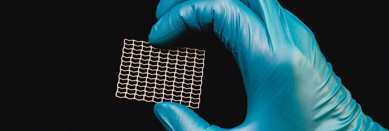 Mit dem fotochemischen Ätzverfahren lassen sich Implantate aus Titan mit absolut gratfreien Kanten herstellen.