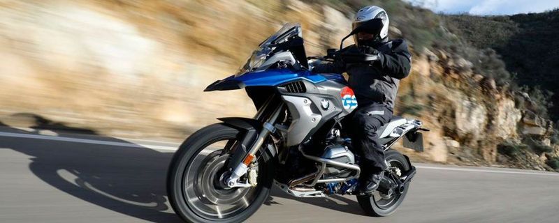Die R 1200 GS Rallye ist allerdings nicht gerade billig. Rund 16.000 Euro kostet die Basis und mit ein paar Extras hat man schnell 20.000 Euro erreicht.
