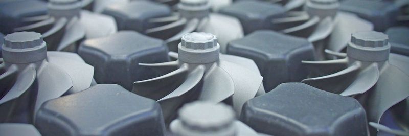 Ein Abgasturbolader besteht aus einer Frischluftseite (dem Verdichter) und einer Abgasseite (der Turbine). Das Kompressorgehäuse bildet zusammen mit dem Verdichterrad (im Bild) den Verdichter.