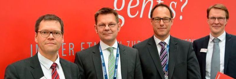 (v.l.) Rolf Sahre, Mach AG, Helmut Binder und Olav Neveling, Materna GmbH sowie Tobias Adam, Mach AG nach der Vertragsunterzeichnung