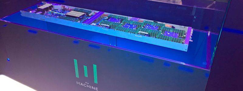Das erste The-Machine-Nodeboard von HPE wirde auf der CeBIT 2017wie ein wertvolles Schmuckstück in blauem Schummerlicht präsentiert.