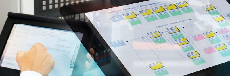 Predictive Maintenance hilft, Instandhaltungs-maßnahmen zu planen und die voraussichtliche Entwicklung des Maschinenzustandes vorherzusagen. Es kann die Anzahl an Wartungsarbeiten senken und die Verfügbarkeit der Maschinen erhöhen.