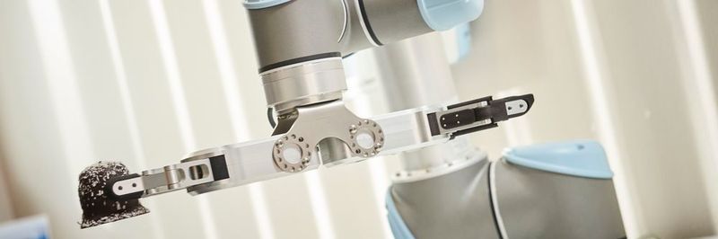 Der Zwei-Finger-Greifer von On Robot an einem Leichtbauarm von Universal Robots - einem Unternehmen, das ebenfalls seinen Sitz im Robot Valley von Odense hat.