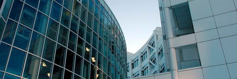 Predictive Maintenance hilft, Instandhaltungs-maßnahmen zu planen und die voraussichtliche Entwicklung des Maschinenzustandes vorherzusagen. Es kann die Anzahl an Wartungsarbeiten senken und die Verfügbarkeit der Maschinen erhöhen.