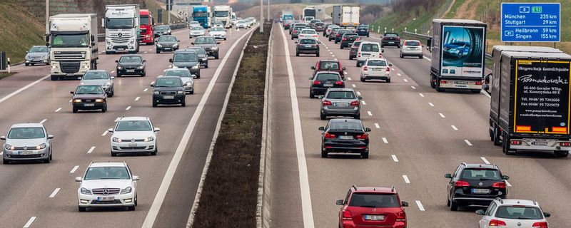 Eine von Acatech in Auftrag gegebene Umfrage zeigt: Die Deutschen wünschen sich passende Mobilitätslösungen für Stadt und Land.