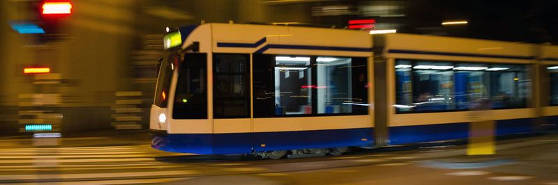Ein Nahverkehrsanbieter bietet viel Angriffsfläche, aufgrund einer heterogenen IT-Umgebung mit einer Vielzahl an Servern, Clients, Kassensystemen und unterschiedlicher Patch-Stände.