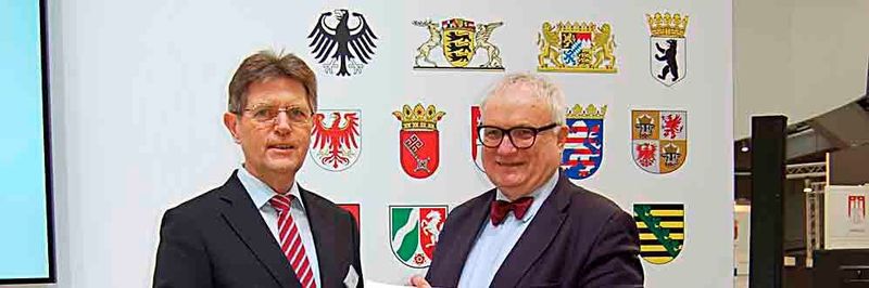 Staatssekretär Klaus Vitt (links) und Staatsrat Henning Lühr stellten auf der CeBIT das gemeinsame Projekt eRechnung vor