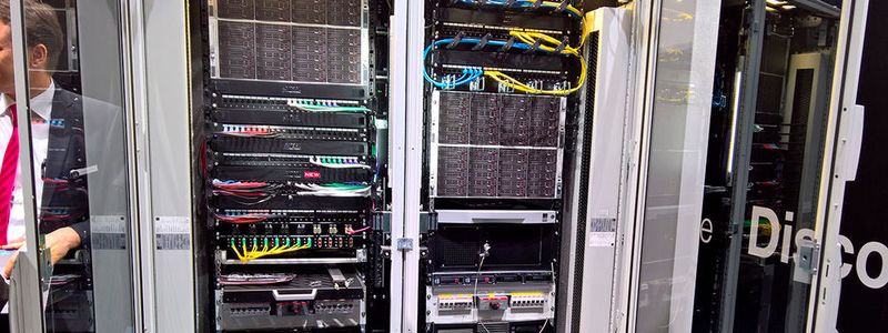 Das Edge-Datacenter von Rittal eignet sich für 2 bis 6 Racks und die Indoor-Montage.