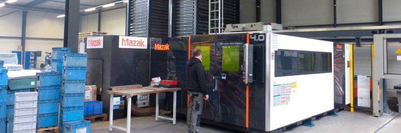 Drei solcher Flachbett-2D-Anlagen vom Typ Optiplex 3015 Fiber II von Mazak sind bei LBBZ in Geilenkirchen parallel geschaltet und hängen an einer Materialversorgung.