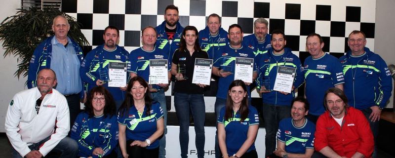 Finale des Suzuki-Mechanikerwettbewerbs 2017 am 9. März in Bensheim. Prüfer, Prüflinge und Sponsoren vereint auf dem Siegerfoto.