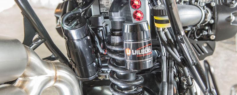 Im Mittelpunkt des Umbaus stehen eine modifizierte Seriengabel sowie ein längeres exakt auf die Scrambler abgestimmtes Wilbers-Federbein mit Ausgleichsbehälter.