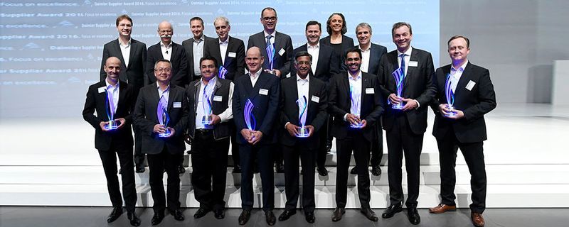 Daimler-Führungskräfte mit Vertretern der zehn prämierten Unternehmen.