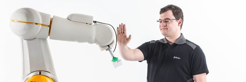 Die berührungsempfindliche Safety-Skin sorgt für das sofortige Abstoppen der Fahrt bei direktem Kontakt zum Menschen. Der Mitarbeiter kann den Roboter so durch bloßes Antippen jederzeit stoppen.